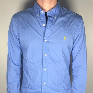 Ralph lauren skjorta - En riktig snygg och trendig Ralph lauren skjorta i fint skick, storlek S, slimfit, vid frågor är det bara att skriva // Gramenti 