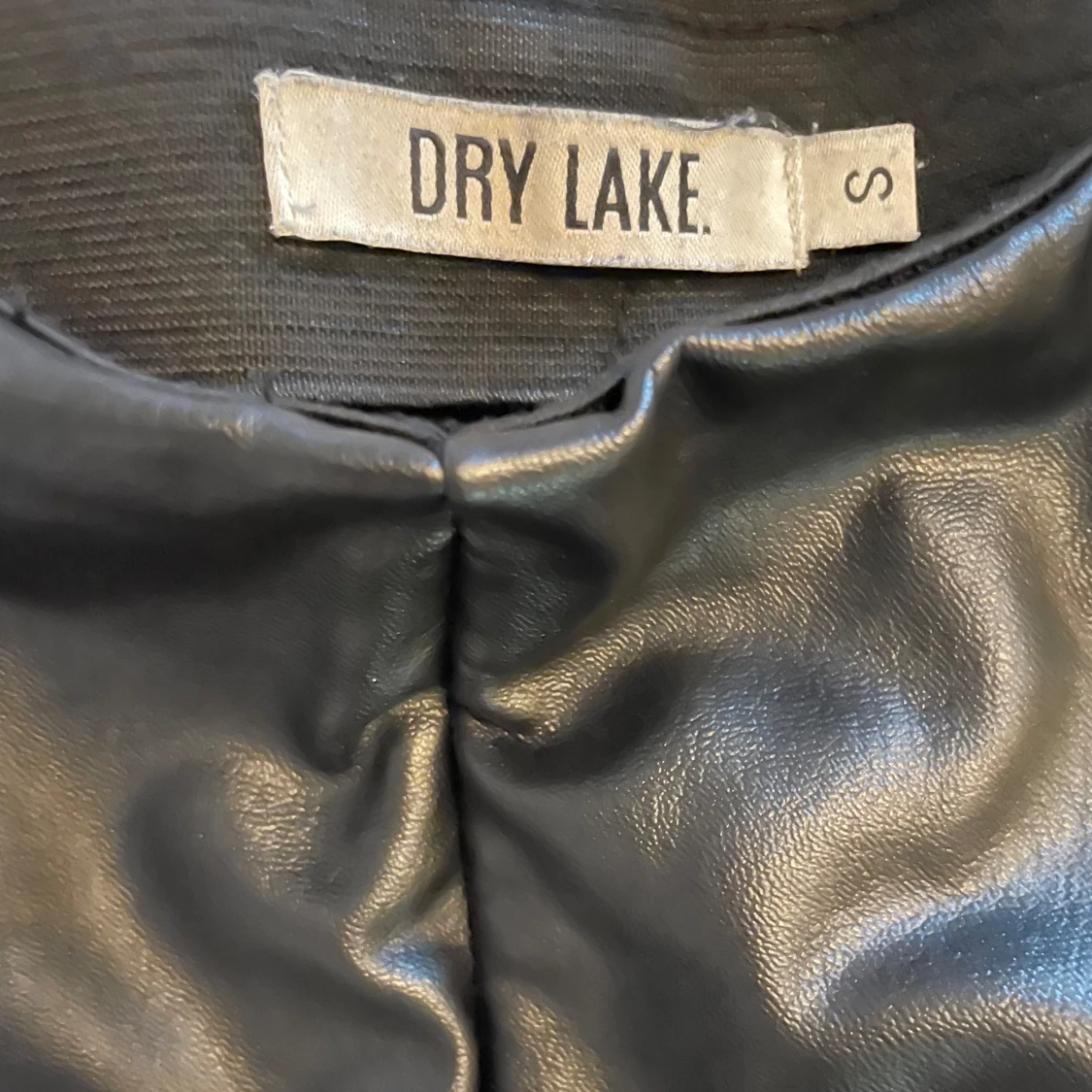 Svarta skinnbyxor från Dry Lake - 1