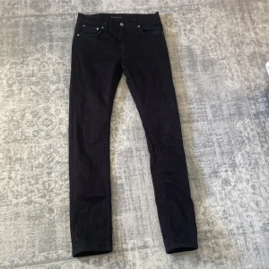 Nudie jeans - Snygga Lean Dean nudie jeans med en slim passform. De har klassisk femficksdesign och knappar i midjan. Perfekta för en stilren look. Storlek 31/34. Pris kan diskuteras 