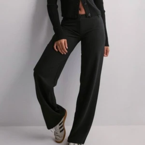 Svarta kostymbyxor Nelly xs - Helt oanvända svarta low-waist kostymbyxor i XS. Byxorna är i nyskick och nypris är 399, jag säljer för 200kr⭐️Kan mötas upp i Vasastan i Stockholm!