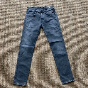 Replay Anbass - ✅ Storlek: [W31 L32] ✅ Färg: [Grå] ✅ Skick: [9/10]✅ Nypris: [1400 kr] ✅ 