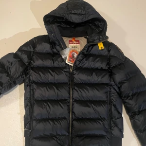 Svart dunjacka från Parajumpers - 10/10-skick - Säljer en svart dunjacka från Parajumpers med huva och dragkedja. Nypriset är över 7000kr! Skriv gärna vid funderingar. 