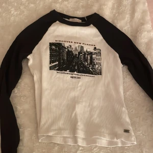 Vit och svart långärmad tröja - Cool, vintage, vit och svart långärmad tröja från pull&bear❤️Aldrig använd❤️