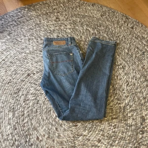 Tramarossa - Säljer dessa tvär feta tramarossa jeans i blå färg med några snygga slitningar som ger dom lite extra detalj. Fint skick. Strl 32. Modell Leonardo.  Kan skicka fler bilder vid intresse bara att höra av sig🙌