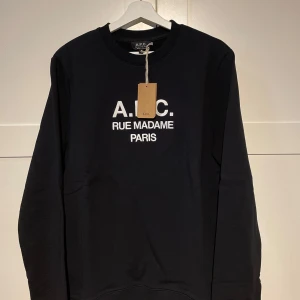 Helt ny tröja från A.P.C - Snygg tröja från A.P.C. Tröjan är made in portugal och är av 100% bomull. Nypris runt 2400. Skriv vid frågor/funderingar! Priset är inte förhandlingsbart.