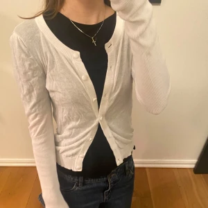 Vit kofta  - Säljer en unik kofta med knappar framtill. Den har långa ärmar och passar till många olika outfits <3