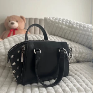 Svart väska med nitar - Jätte snygg väska från zara! Den har 3 fack och band medföljer💞