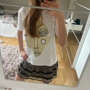 Leopardmönstrad kjol - Säljer en snygg leopardmönstrad kjol med volanger💞