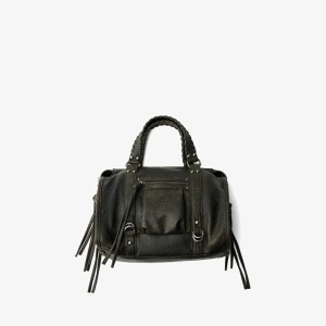 Svart axelväska med fransar - Snygg svart axelväska i skinn med coola fransdetaljer och dragkedja. Perfekt för att ge din outfit en edgy touch. Väskan har flätade handtag och flera praktiska fack.