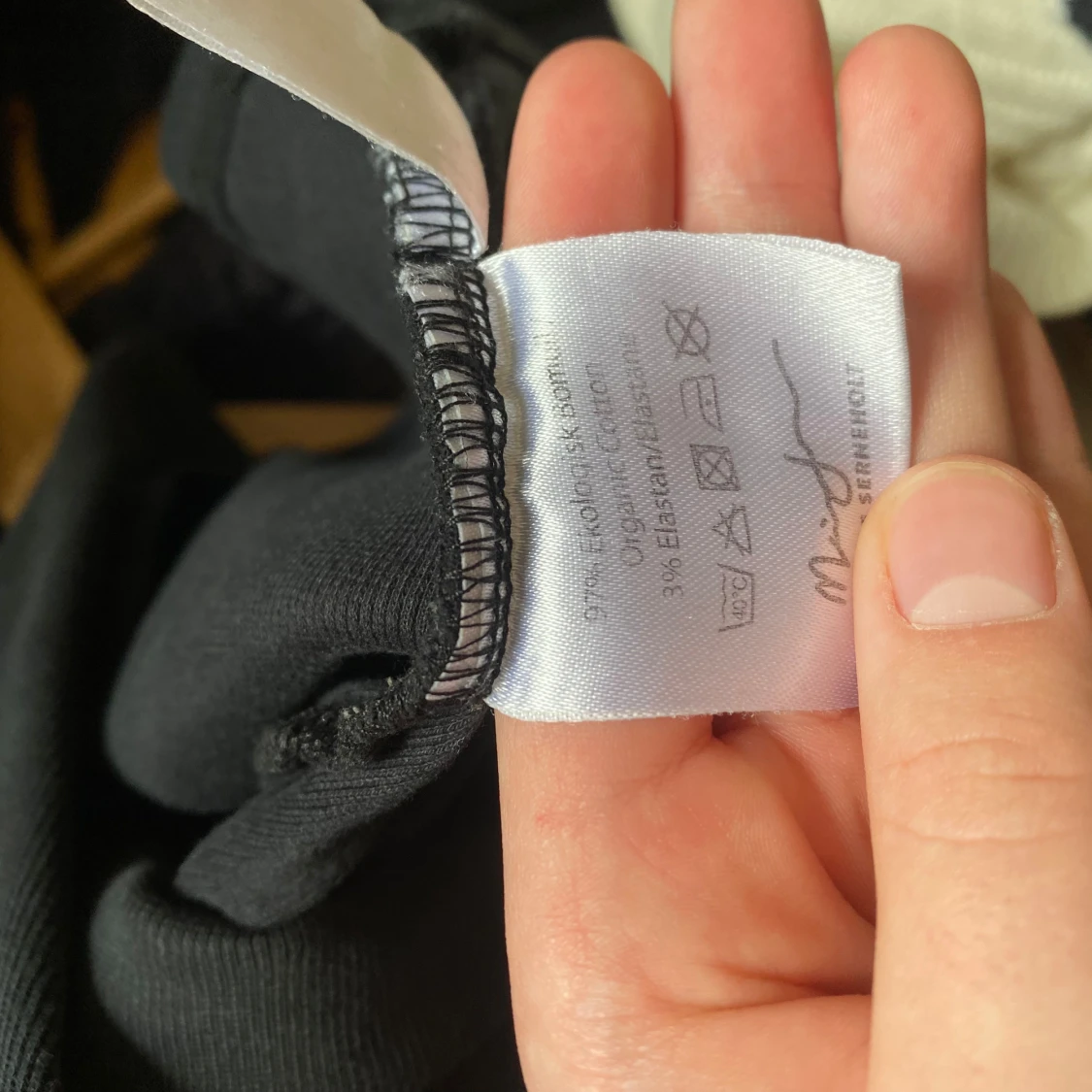 Svart ribbad tröja från SRNLT - 3