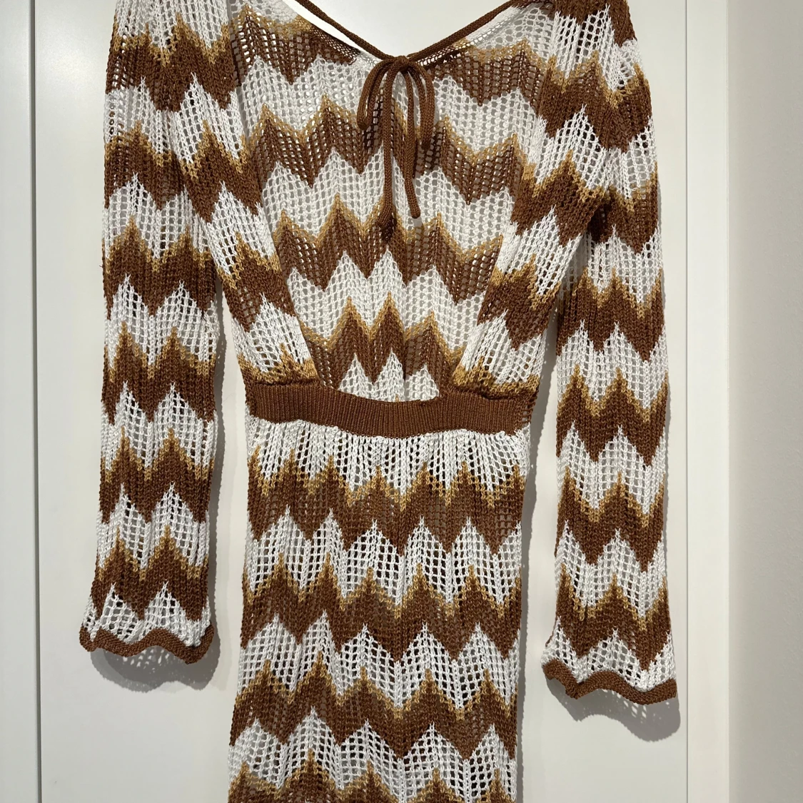 Brun och vit stickad klänning - 2