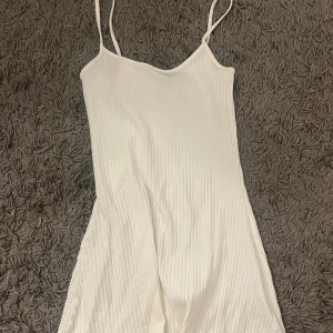 Vit kort  klänning - Vit klänning från hm! 🤍🤍🤍