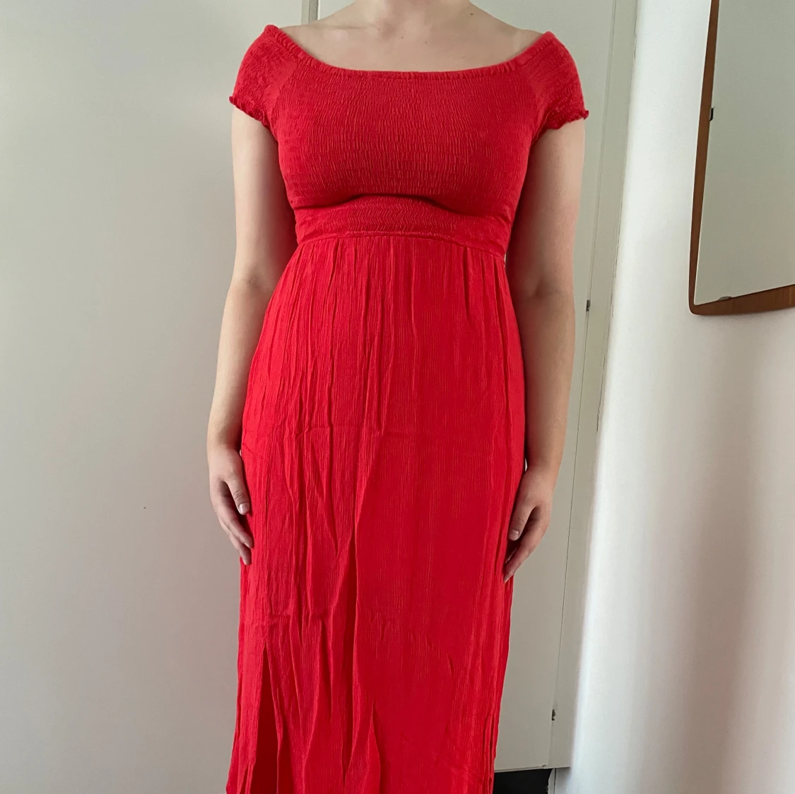 Röd klänning med smockdetaljer