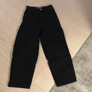 Snygga svarta byxor från Polar Skate Co. med en klassisk design. Byxorna har en rak passform och är tillverkade i ett slitstarkt material. Perfekta för en stilren look. Väldigt baggy byxor