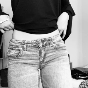 gråa jeans - Snygga gråa lågmidjade jeans från gina young i storlek 164 cm, midjan är justerbar💞