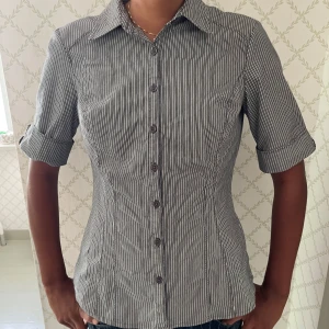 Blus - Så gullig! Perfekt skick. Köptes i plick. Inte mina bilder. Kontakt för mer information 💖