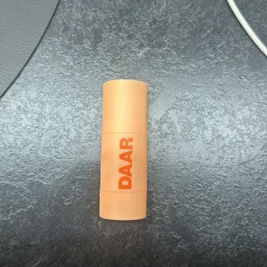 DAAR Bronzer Stick - Bronzer stick i färgen Bronzed Honey från DAAR i en praktisk och stilren förpackning. Den har en krämig konsistens som ger en jämn och naturlig täckning. Perfekt för att skapa en felfri bas.