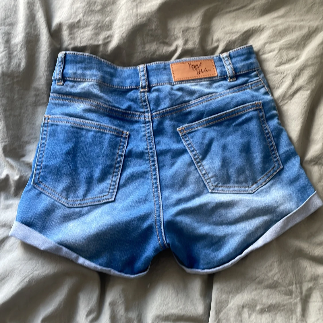 Blå jeansshorts från Noisy May - 1