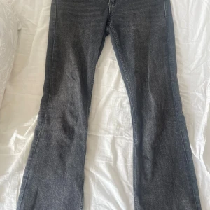 Svarta jeans från Gina Tricot - Snygga svarta jeans från Gina Tricot med klassisk design. De har en rak passform och är perfekta för en stilren look. Jeansen har fickor både fram och bak samt knapp- och dragkedjestängning. Storlek 158 💗😇