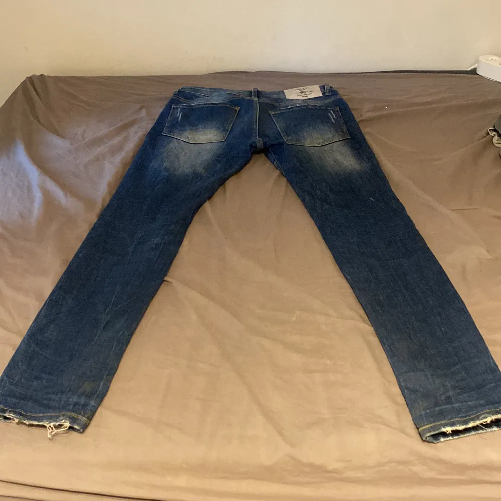 Dsquared2 jeans använda 1 gång. Blivit för små tyvärr. Storlek 44 (S) Passar en person som är cirka 1.75-1.78cm lång. Farkut & Housut.