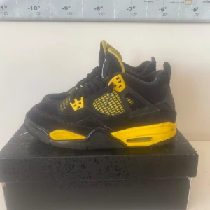 Nike Air Jordans thunder  - Snygga Nike Air Jordans i svart med gula detaljer. Skorna har en klassisk design med snörning och en bekväm passform. Perfekta för dig som vill ha en stilren look med en färgklick. Storlek 40. Liten skada inne i skon men det syns ej när de används. Säljer så billigt eftersom jag bara vill bli av med dem och behöver pengar.