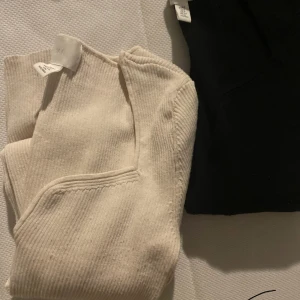 Två långarmade tröjor  - Två jättefina lång armade vita och svarta tröjor från H&M aldrig använda skriv för bild på!❤️