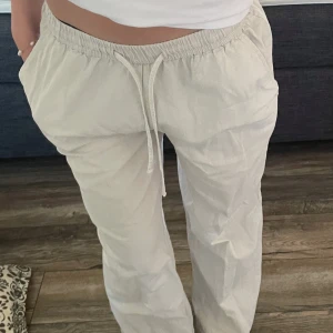 Beige linnebyxor Madlady - Säljer ett par bekväma beige linnebyxor från Madlady i storlek XS/Short. Byxorna har en elastisk midja med snörning för justerbar passform. Perfekta för sommaren då de är tunna o luftiga i materialet. Endast använd fåtal gånger o i finfint skick! Originalpris 599kr