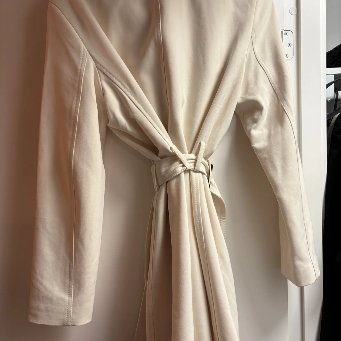 Beige trenchcoat med bälte - 1