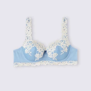 Ljusblå intimissmi bh - Elegant ljusblå bh med vacker vit spetsdetaljering. Perfekt för en romantisk look med sina detaljerade spetsar på axelbanden och kuporna. Köptes för 600kr och säljer då den inte passar mig så bra. Skriv privat för fler bilder, frågor osv🥰Den säljs inte längre på hemsidan