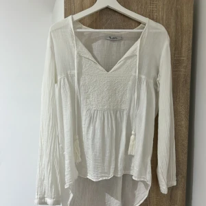 Vit blus från Bondelid - Säljer min vita blus från bondelid eftersom den e lite för stor för mig💕skriv till mig om du hat frågor!