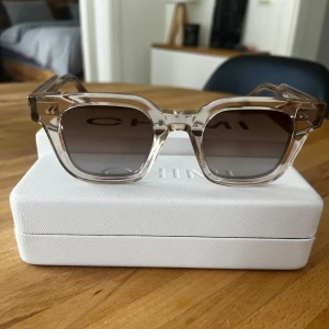 Chimi 04 Ecru - Snygga solglasögon från Chimis i 04 modellen färgen Ecru. Använda en nån månad förra året, men känner att modellen i passar mig därför säljer jag de. Fodral och skyddspåse tillkommer. Nypris 1400. 