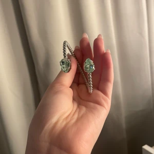 Caroline Svedbom armband turkos/grön - Jag la upp en ny annons då jag vill sälja det istället för att byta! Armbandet har inga defekter osv. Pris kan diskuteras vid snabbt köp!