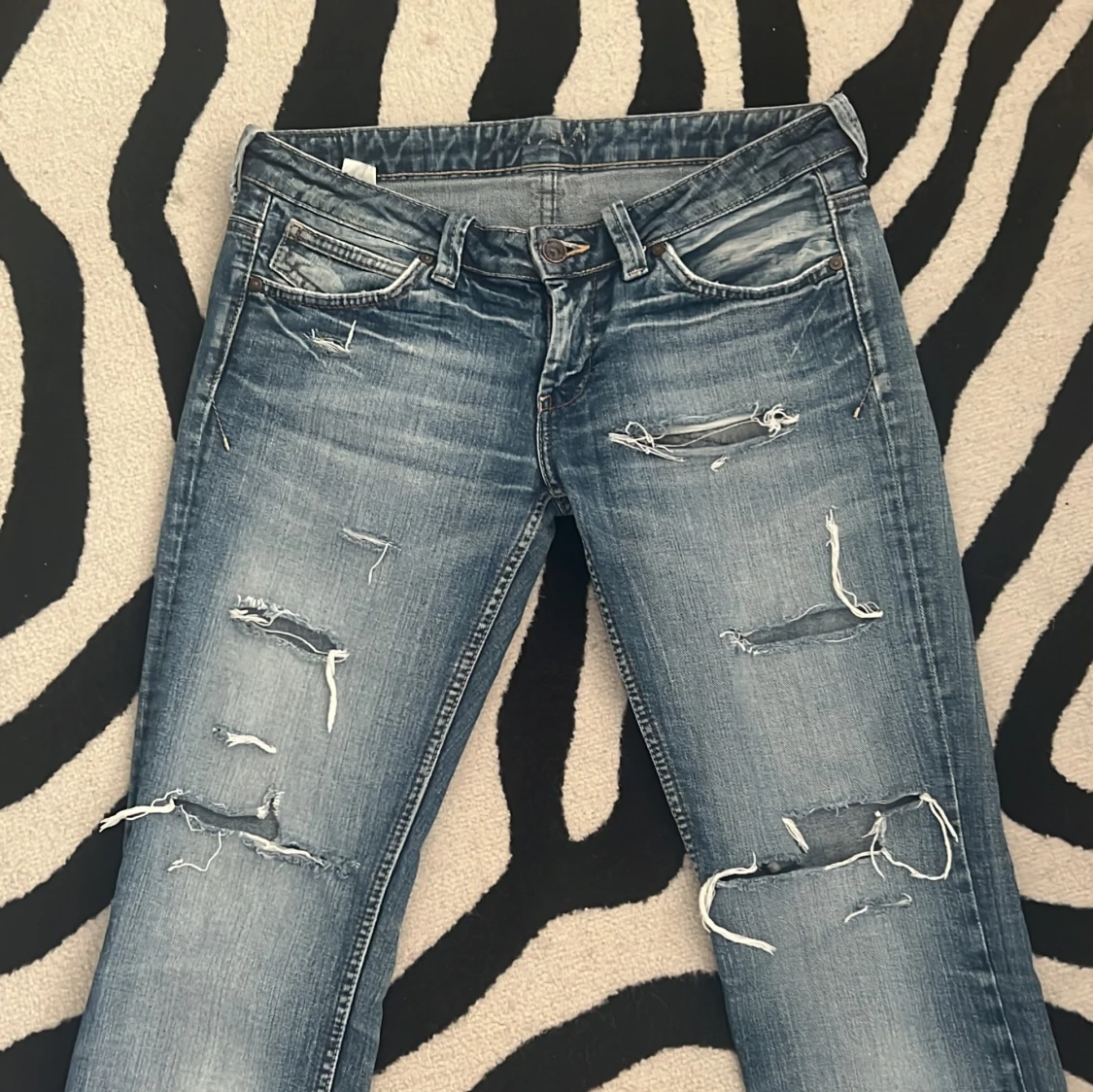 Blå jeans med slitningar - 1