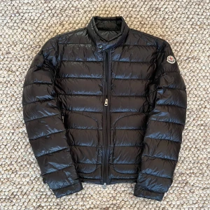 Moncler jacka  - Säljer en moncler jacka i storlek 2 som motsvarar S/M. Jackan är köpt nk och fysiskt kvitto och påse följer med vid köp! Jackan är i toppen skick förutom ett litet hål (kolla sista bild) vid frågor är det endast att höra av sig! 📩