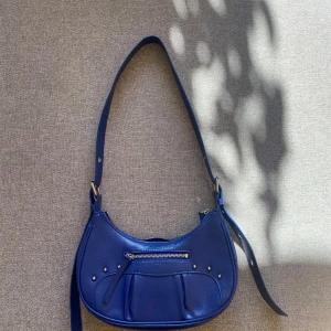 Söt handväska  - Snygg blå handväska med justerbara axelband. Har använts fåtal gånger och är i ett bra skick💗🌟