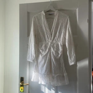 Säljer en vit jättefin mini spetsklänning från Zara🤍 - Jättesnygg mini vit klänning från Zara i storlek S med spetsdetaljer och knappar framtill. Den är bara andvänd några gånger och är perfekt till våren/sommaren🩷Den är jättegullig till studenten, balen, skolavslutningen och andra speciella tillställningar🌸Den är ganska kort, jätte skön, är i bra kvalité/material, har jättefin passform och är enkel att styla⭐️Klänningen har långa ärmar och en volangkant nedtill. Perfekt för sommarens alla tillfällen! 🌸skriv om funderingar och priset kan diskuteras😊
