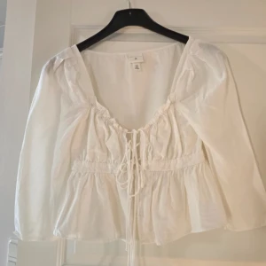 Vit blus  - Jätte fin vit blus från hm med trekvarts ärmar😍