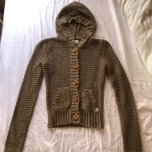 Brun stickad kofta/hoodie från Abercrombie - Säljer en brun stickad kofta från Abercrombie med stora träknappar och huva. 