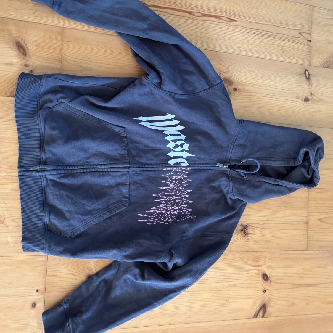 Grå hoodie från Wasted