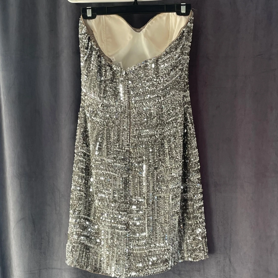 Glittrig axelbandslös klänning - 1