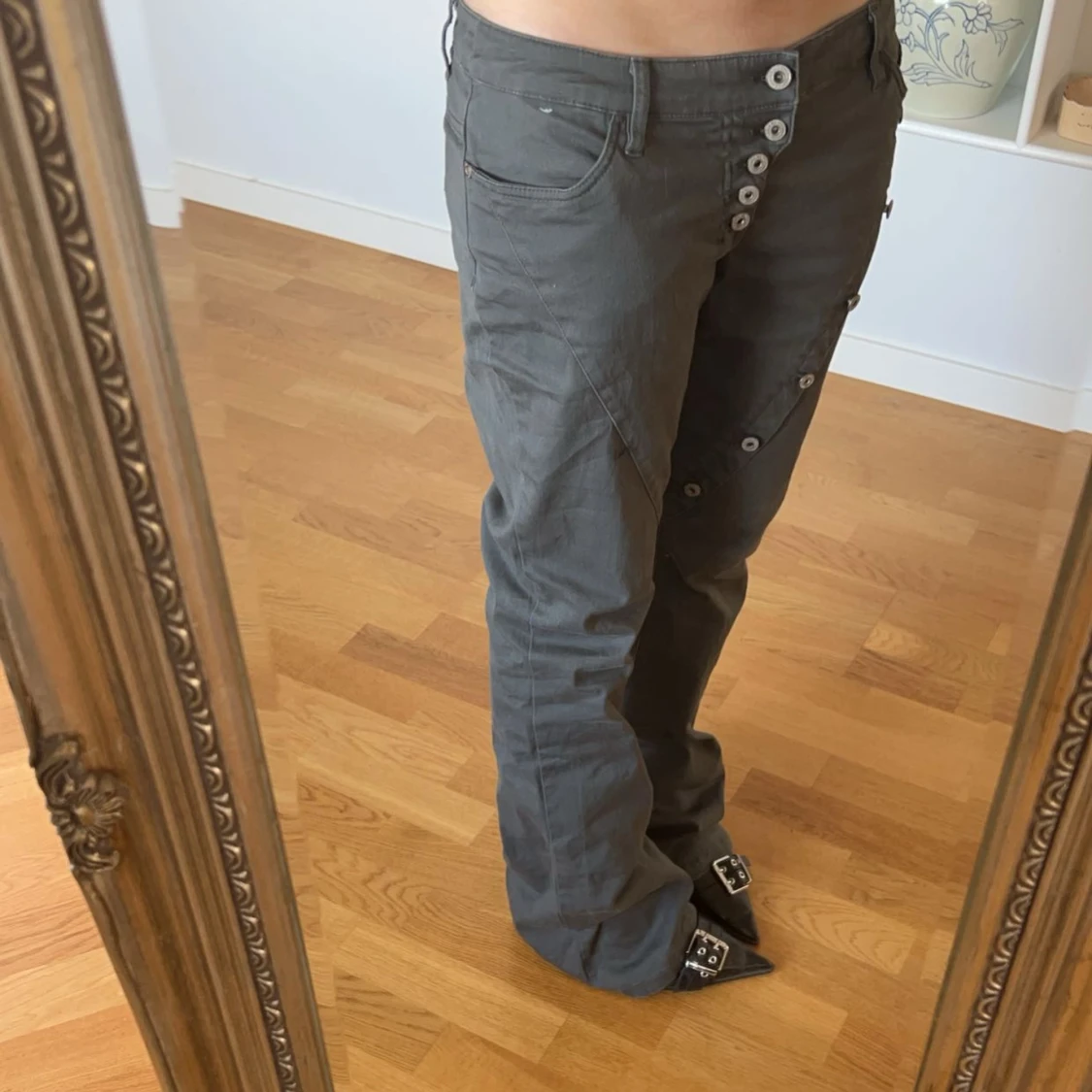 Bootcutjeans med knappar - 3