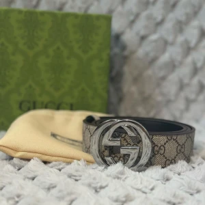 Gucci Bälte - Ett helt nytt beige Gucci bälte, som aldrig är använd, bältet är 125 cm lång och allt på bilderna ingår i priset. Skriv om du vill ha fler bilder och priset går alltid att diskutera.