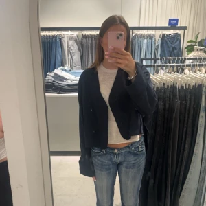 Blanket stitch jacket  - Säljer min vårjacka från Gina Tricot, originalpris är 500 och jag säljer för 239, inga defekter alls och är använd max 3 gånger, storlek S, skriv om ni har frågor! 💖