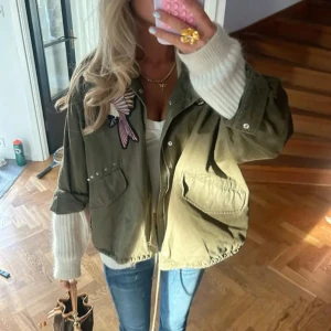 Snygg H&M jacka med nitar - Världen snyggaste jacka som är tunn och perfekt till våren💗💗är i toppen skick utan några effekter🌸den har stora broderier och nitar😍😍TRYCK EJ KÖP NU❣️