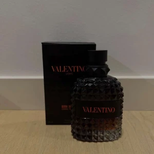 Valentino Uomo Born in Roma Coral Fantasy - Valentino Uomo Born in Roma Coral Fantasy är en elegant herrparfym i en stilren flaska med ett unikt mönster. Doften är en del av Born in Roma-kollektionen och erbjuder en modern och sofistikerad upplevelse. Flaskan rymmer 100 ml och har en lyxig känsla med sin mörka design och tydliga logotyp.