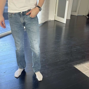 Blå jeans från Levis - Snygga blå jeans från Levis med klassisk design. De har en rak passform och är perfekta för en avslappnad stil.
