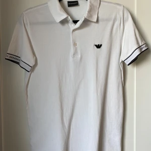 Emporio Armani piké - En riktigt snygg piké i nyskick. Perfekt nu till våren/sommaren. I strl S. Hör av dig vid någon fundering👑