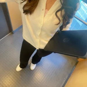 Vit kofta med knappar - Super fin kofta, har använt en gång och säljer då jag ville ha de tightare.