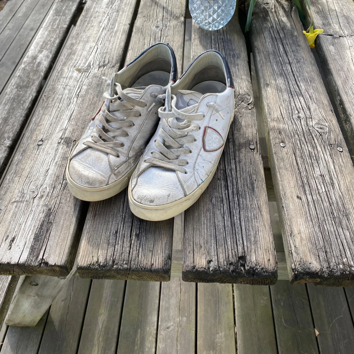 Vita sneakers från Philippe Model