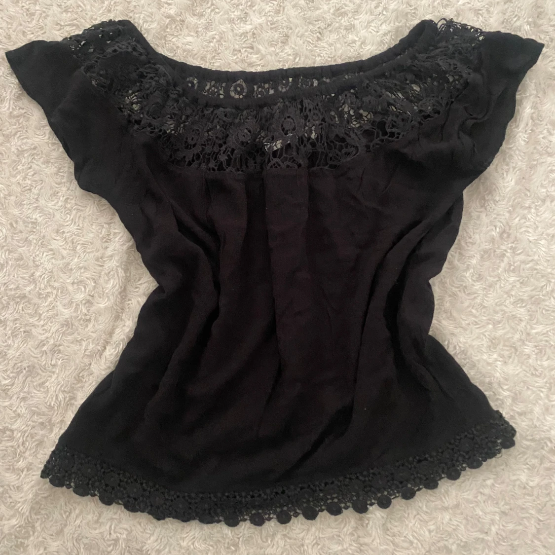 Svart offshoulder topp med spetsdetaljer - 1